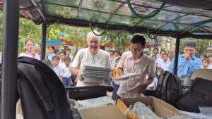 _4 Die teure Fracht wird ausgeladen - Kamboo Project