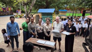 _5 Und auf einem Tisch deponiert - Kamboo Project