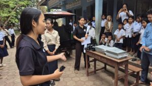 _9 Die Kamboo-Mitarbeiterin erklärt das Geschenk und die Vorgaben - Kamboo Project